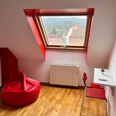 Acogedor Apartamento Atico En El Centro De O Porriño Eksteriør bilde